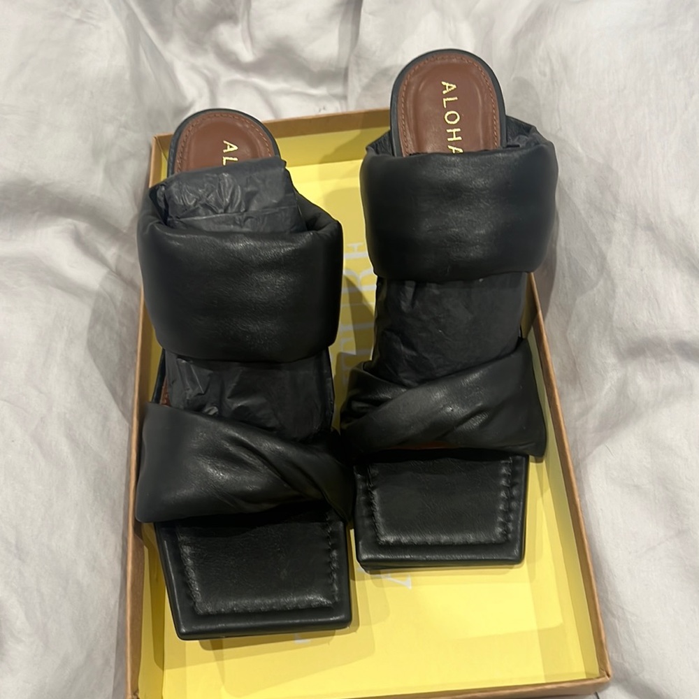 Alohas Twist Strap Black Heels Size 7.5